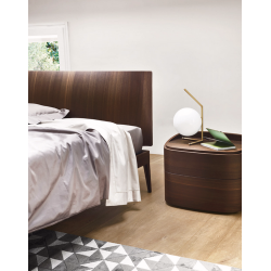 Das Holzbett Aliante mit Kopfteil von Sangiacomo und Beistelltisch