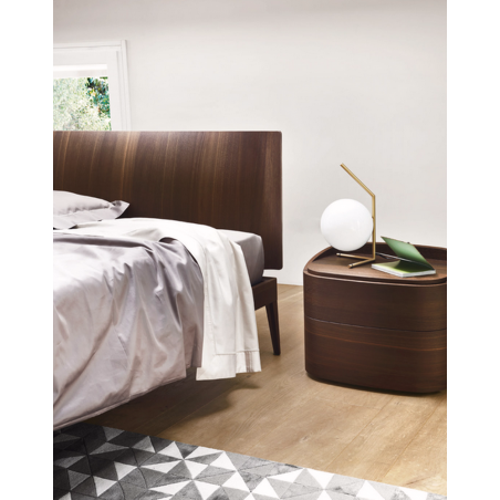 Das Holzbett Aliante mit Kopfteil von Sangiacomo und Beistelltisch