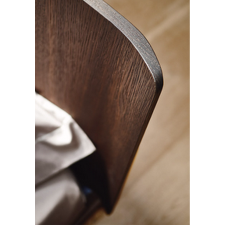 Nahaufnahme des Kopfteil des Holzbett Aliante von Sangiacomo