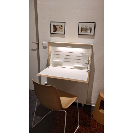 Schreibtisch Flatmate mit eingeschalteter Beleuchtung in der Ausstellung
