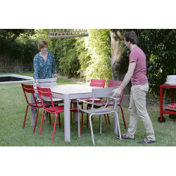 Stapelbarer Stuhl mit Armlehne Luxembourg aus Aluminium an Tisch Ribambelle im Outdoorbereich