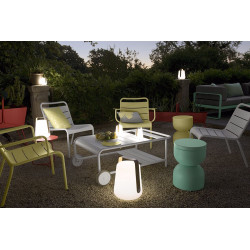 niedriger, rollbarer Couchtisch Luxembourg von Fermob mit Stuhl Luxembourg von Fermob
