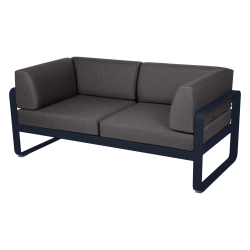 Wetterfestes Sofa Bellevie von Fermob mit Bezug in Graphitgrau und Gestell in Abyssblau