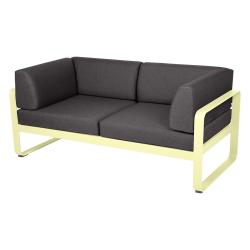 Wetterfestes Sofa Bellevie von Fermob mit Bezug in Graphitgrau und Gestell in Zitronensorbet