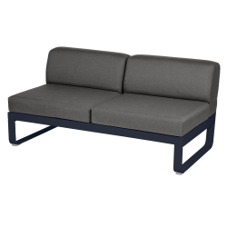 Outdoorsofa Bellevie von Fermob mit Bezug in Graphitgrau und Gestell in Abyssblau