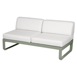 Outdoorsofa Bellevie von Fermob mit Bezug in Grauweiß und Gestell in Kaktus