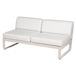 Outdoorsofa Bellevie von Fermob mit Bezug in Grauweiß und Gestell in Lehmgrau