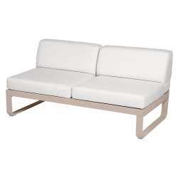 Outdoorsofa Bellevie von Fermob mit Bezug in Grauweiß und Gestell in Muskat