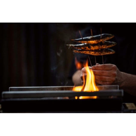 Nahaufnahme des Grillens am Tischgrill Shichirin aus Keramik