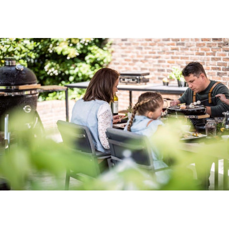 Gemeinsames Grillen am Tischgrill Shichirin aus Keramik