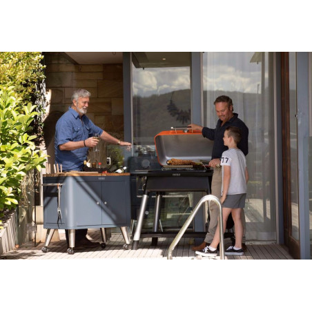 Outdoor Küche Everdure by Heston Blumenthal in der Frontansicht mit Grill Everdure by Heston Blumenthal