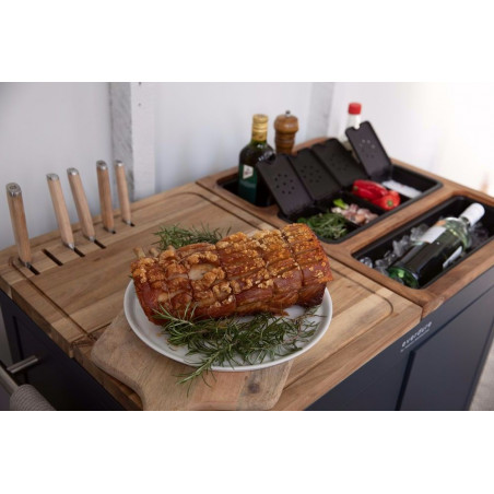 Zubereitete Speisen auf der Outdoor Küche Everdure by Heston Blumenthal und Zutatenfächer
