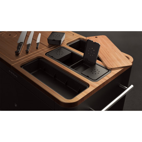 Nahaufnahme der Zutatenfächer der Outdoor Küche Everdure by Heston Blumenthal