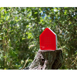 Zwitscherbox von Relaxound mit roter Front im Wald