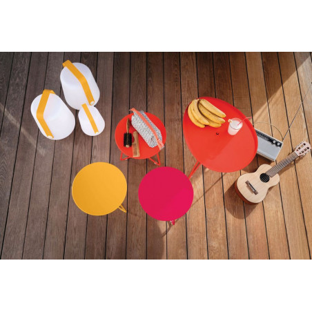 Beistelltisch Cocotte von Fermob mit Lampe Balad