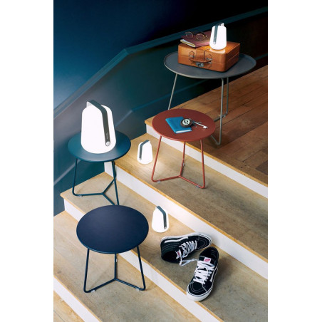 Beistelltisch Cocotte von Fermob in Abyssblau, Acapulcoblau und Ocker im Innenbereich mit Lampe Balad von Fermob