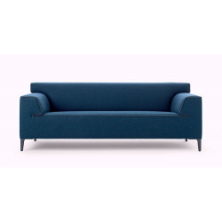 Frontansicht des Sofa Edit von Pode in blau
