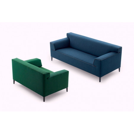 Sofa Edit von Pode in der Sitzgruppe mit grünem Loveseat von Pode