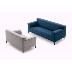Sofa Edit von Pode in der Sitzgruppe mit weißem Loveseat von Pode