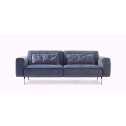 frontansicht des Sofa Melloo von Pode in blau mit zwei Kissen