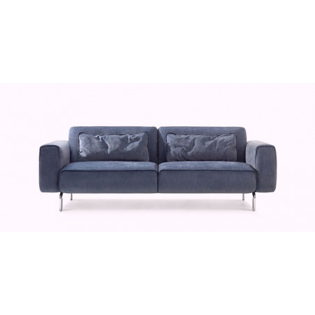 frontansicht des Sofa Melloo von Pode in blau mit zwei Kissen