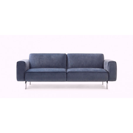 frontale Aufnahme des Sofa Melloo von Pode in blau