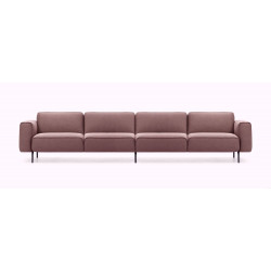 Frontansicht des Sofa Melloo von Pode als 4-Sitzer in braun
