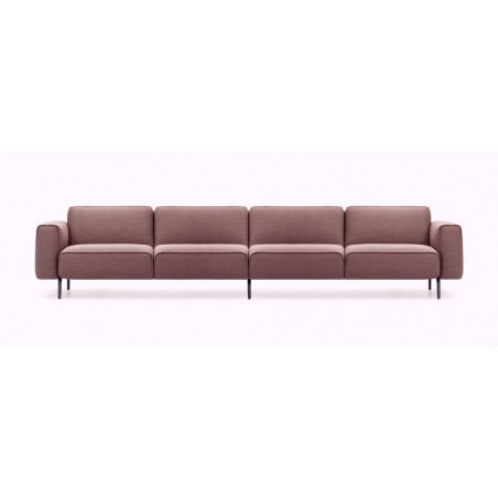 Frontansicht des Sofa Melloo von Pode als 4-Sitzer in braun