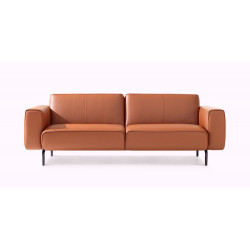 Frontansicht des Sofa Melloo von Pode in rostrot