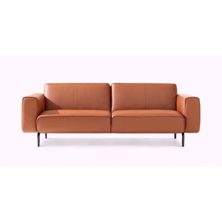 Frontansicht des Sofa Melloo von Pode in rostrot
