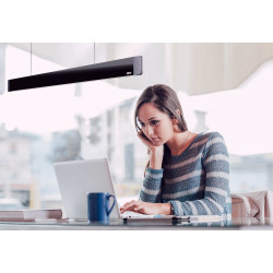 Arbeitssituation mit der Esstischleuchte Onyxx Linea Pro von Grimmeisen