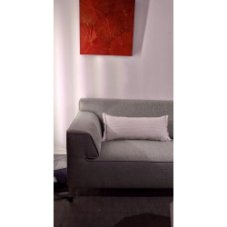 Frontalaufnahme des Sofa Edit von Pode bei uns in der Ausstellung
