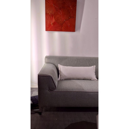 Frontalaufnahme des Sofa Edit von Pode bei uns in der Ausstellung