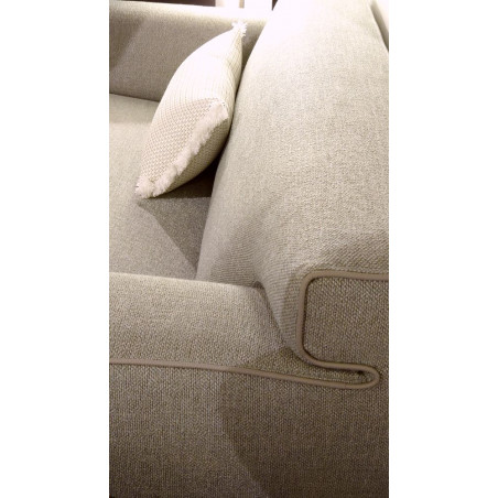 Nahaufnahme der Armlehne des Sofa Edit von Pode bei uns in der Ausstellung