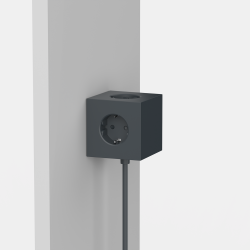Magnetische Befestigung der Steckdose Square 1 von Avolt in Stockholm Black an der Wand