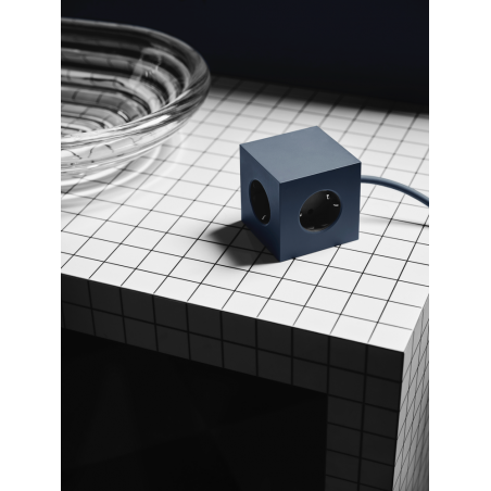 Praktische Steckdose Square 1 von Avolt in Ocean Blue