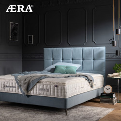 Boxspringbett von Sleepeeze mit Kissen und Decke im Innenbereich