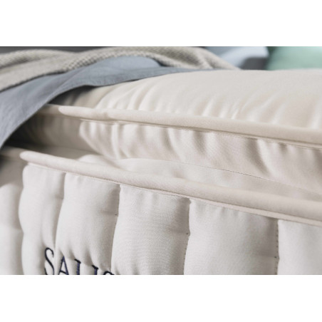 Detailaufnahme des Toppers der Matratze Sallisbury im Boxspringbett von Sleepeeze