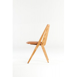 Profilansicht des Holzstuhl Korona von Insan / Artisan aus massiver Eiche mit Lederbezug
