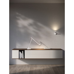 Tischleuchte String T1 von Rotaliana auf Sideboard