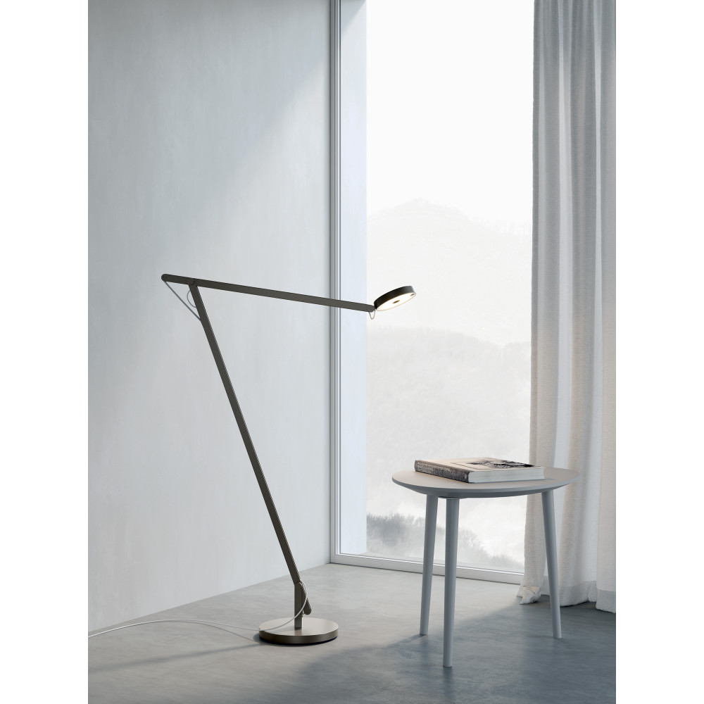 Stehleuchte String F1 von Rotaliana mit Beistelltisch