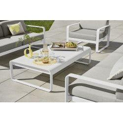 kleine Vase Ios von Fermob in Farbe Lehmgrau mit Bellevie Sofa und Couchtisch