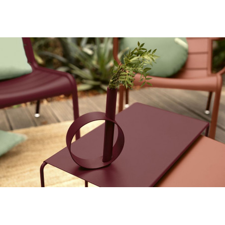 kleine Vase Ios von Fermob in Farbe Schwarzkirsche auf Oulala Tischen mit Luxembourg Sesseln