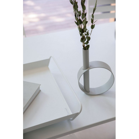 kleine Vase Ios von Fermob in Farbe Lehmgrau mit Alto Tablett