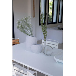 kleine Vase Ios von Fermob in Farbe Lehmgrau mit Surprising Stühlen in Lehmgrau