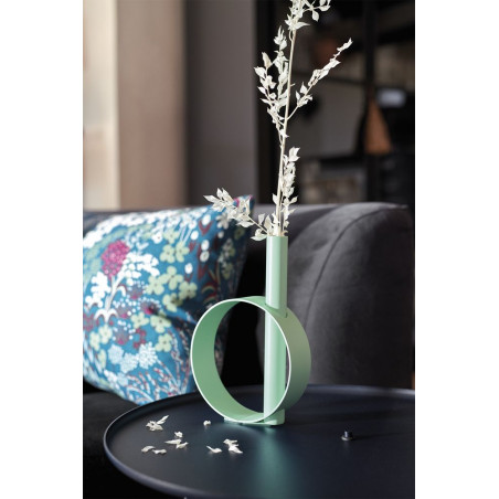 kleine Vase Ios von Fermob in Farbe Opalgrün vor Sofa mit Kissen Treffle