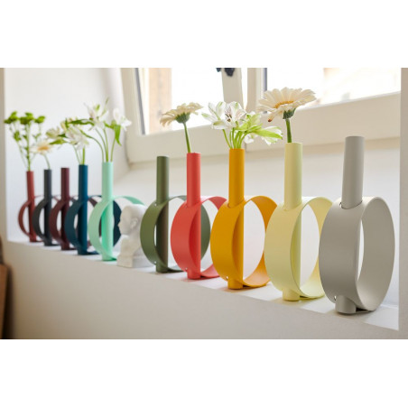 kleine Vase Ios von Fermob in allen Farben auf Fensterbank mit Blumen
