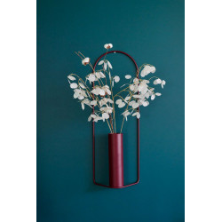 Vase Itac von Fermob in Farbe schwarzkirsche mit weißen blumen zylindrisch hängend an einer Wand