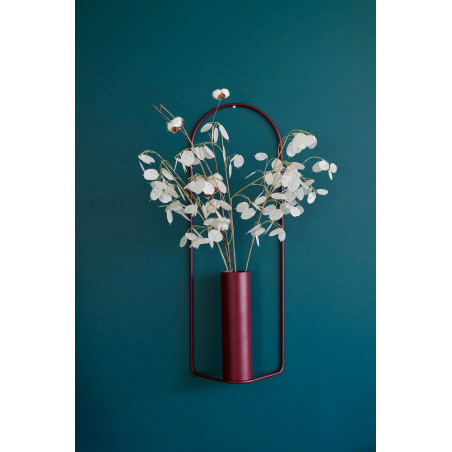 Vase Itac von Fermob in Farbe schwarzkirsche mit weißen blumen zylindrisch hängend an einer Wand