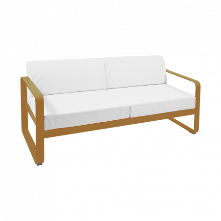 Sofa Bellevie von Fermob mit Stoff in Weißgrau und Gestell in Lebkuchen
